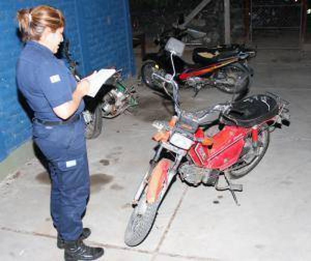 Ven�a de una cancha, choc� en moto y muri�