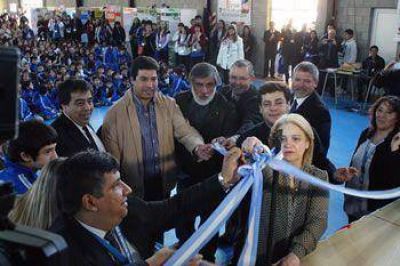 C�RDOBA ASISTI� A INAUGURACI�N DEL GIMNASIO DE ESCUELA ADVENTISTA