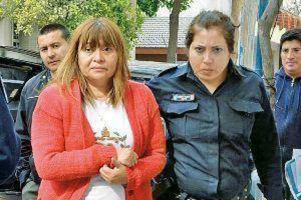 Detienen a un falso abogado y a una mujer por fraude con casas del IPVU