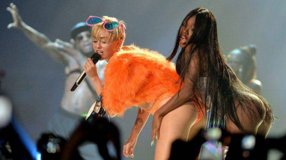 Miley Cyrus en M�xico: escupi� y golpe� la bandera con su trasero