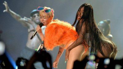 Miley Cyrus en M�xico: escupi� y golpe� la bandera con su trasero
