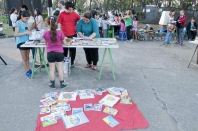 Los libros van a la plaza para jugar con los lectores