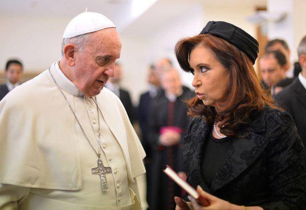 Los funcionarios que se le colaron a Cristina para tener su foto con el Papa