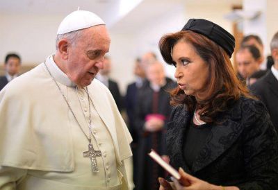 Los funcionarios que se le colaron a Cristina para tener su foto con el Papa