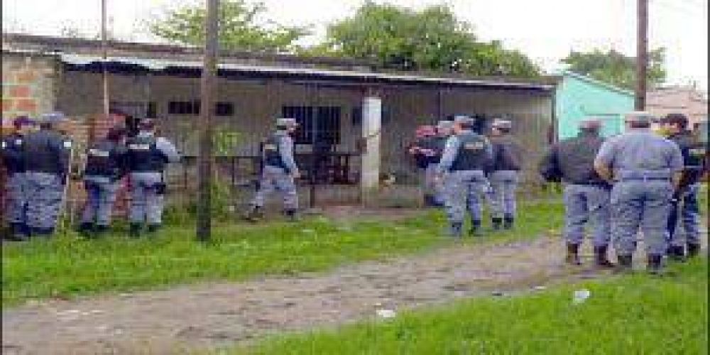 Aprehenden a tres personas y secuestran tumberas