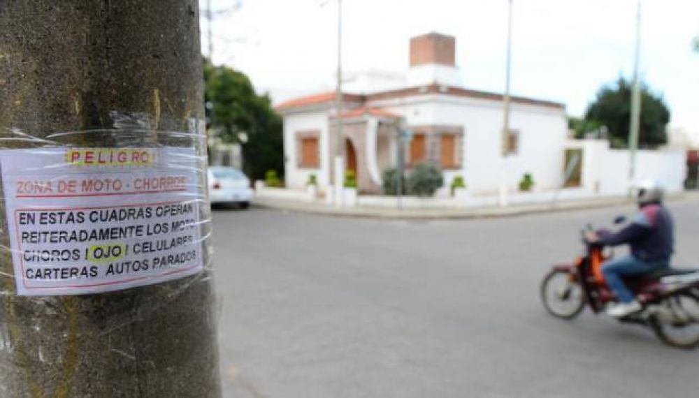 Con afiches pegados en los postes, vecinos alertan sobre el accionar de motochoros
