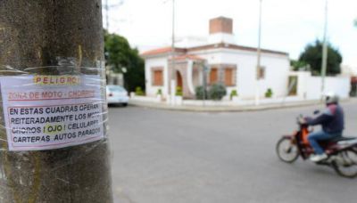 Con afiches pegados en los postes, vecinos alertan sobre el accionar de �motochoros�