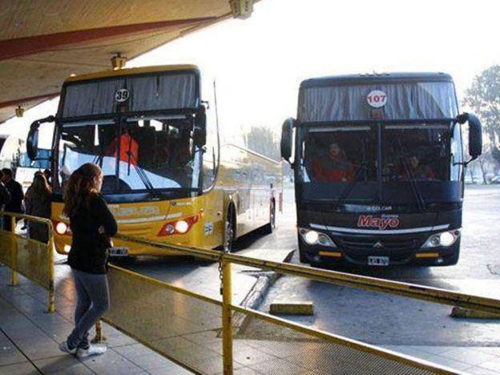 Dos heridos, entre ellos un beb�, por un ladrillazo a un micro que iba de Mendoza a San Juan para asaltarlo