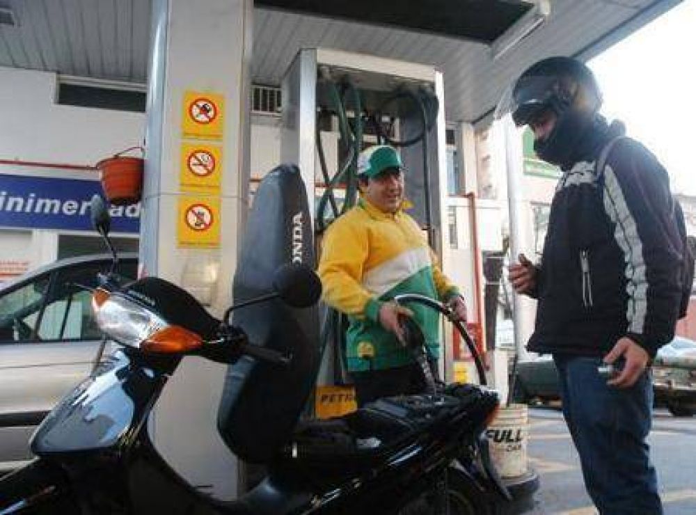 Quieren prohibir por ordenanza la venta de combustible a motociclistas sin casco