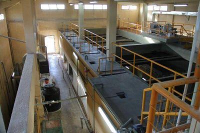 Este viernes realizan in�dito operativo de limpieza en la fosa de la toma de agua