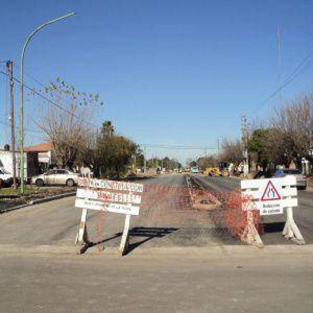 Restringen la circulaci�n de colectivos en avenida 143 por obras