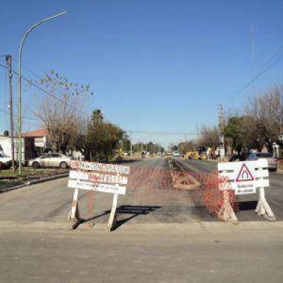 Restringen la circulaci�n de colectivos en avenida 143 por obras