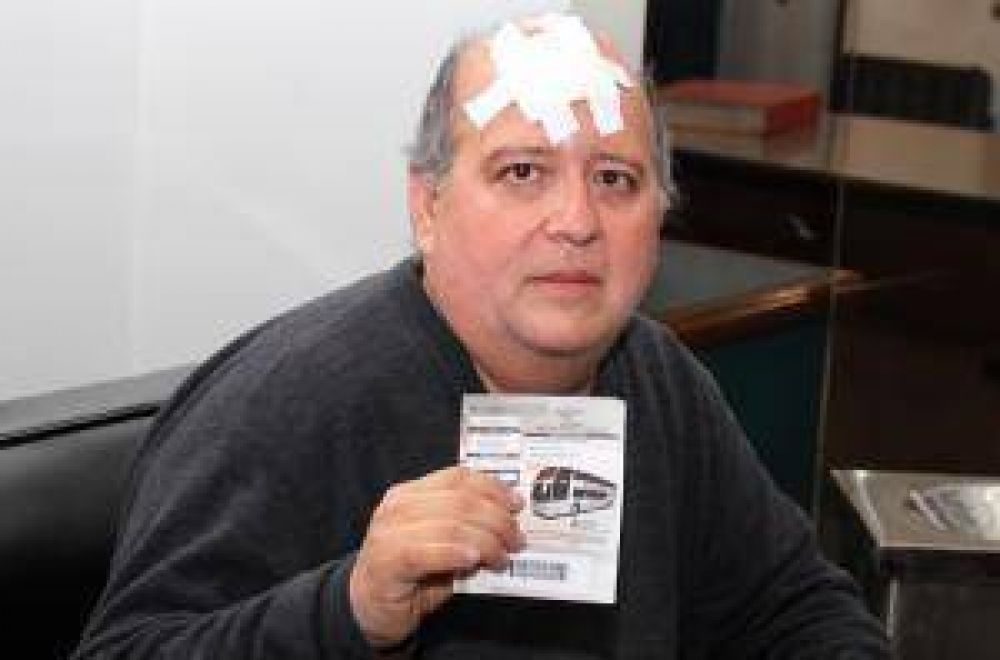 Por una pedrada a un micro, 4 heridos, bronca y pol�mica