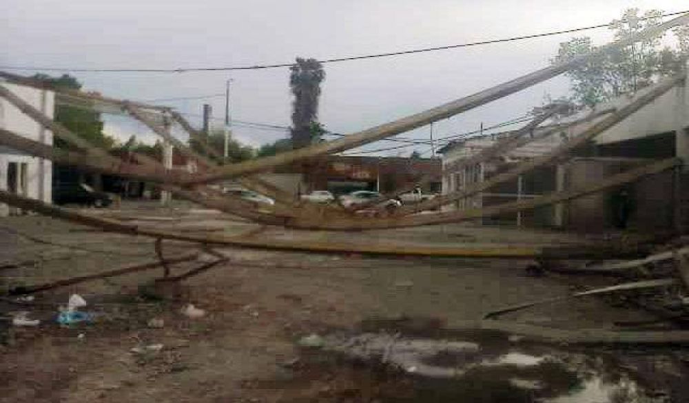 Se cay� el techo de la vieja estaci�n de servicio en Caucete