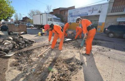Fuerte operativo de bacheo en el macro-centro neuquino