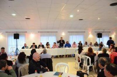 Weretilneck areng� a los legisladores y funcionarios que quieren estar