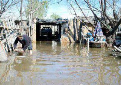 Una inundaci�n enfrenta a vecinos con una toma 