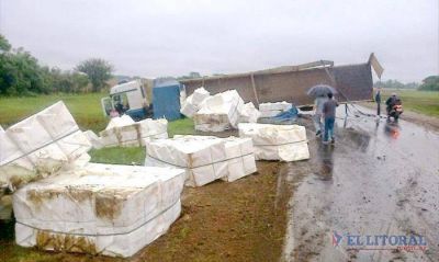 Vuelco de un cami�n en Ramada Paso provoc� un extenso corte de tr�nsito