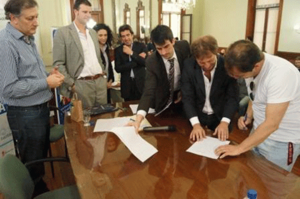 Firman 88 compromisos de compra venta de terrenos adquiridos por el Municipio