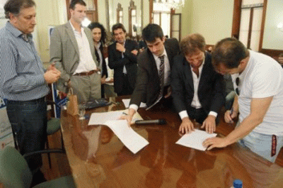 Firman 88 compromisos de compra venta de terrenos adquiridos por el Municipio