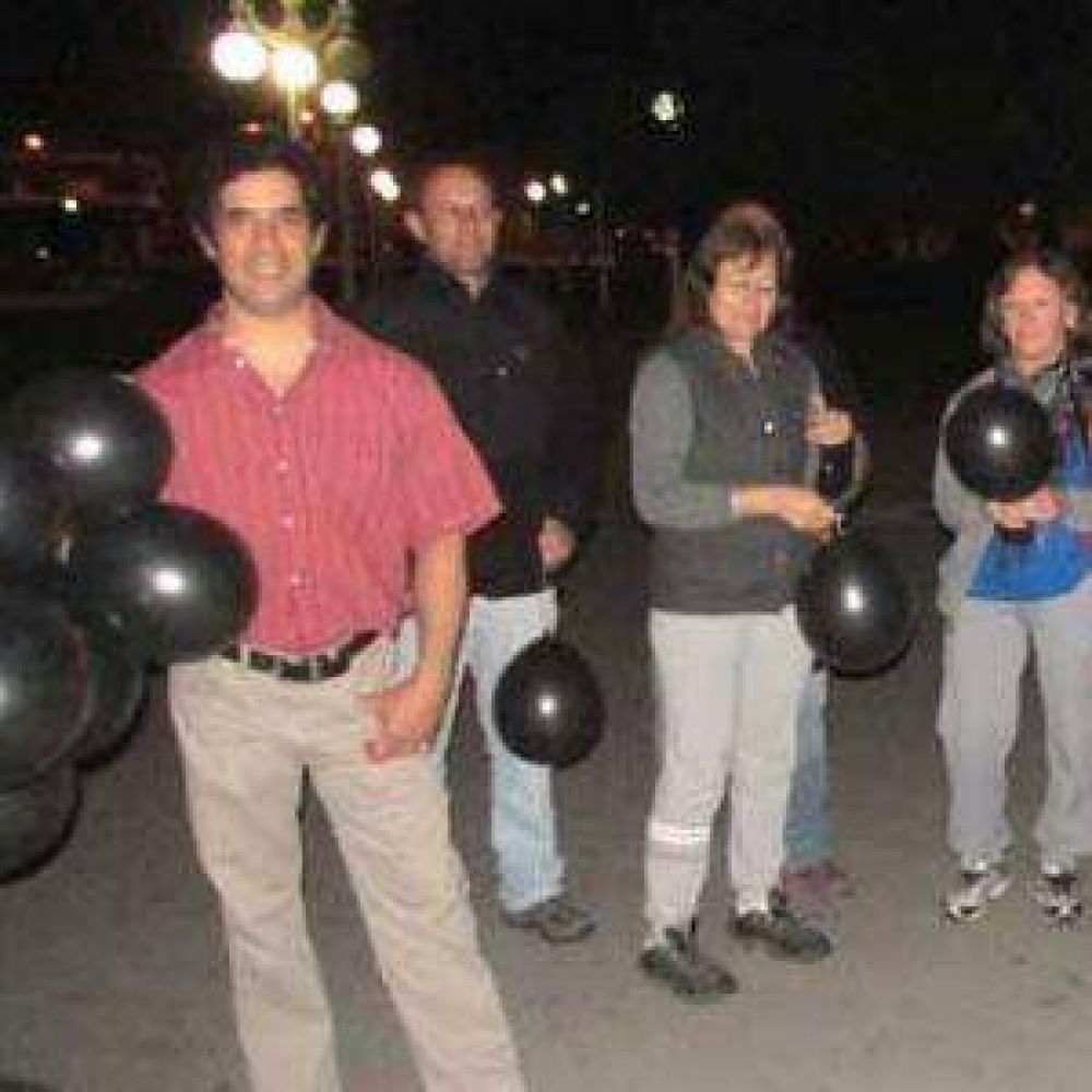 Gral. Villegas: los vecinos respondieron con globos negros a los dichos de un diputado K