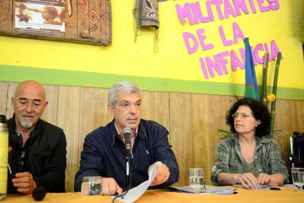 Dom�nguez se meti� en la pol�mica por los educadores comunitarios: �es una consagraci�n de derechos�
