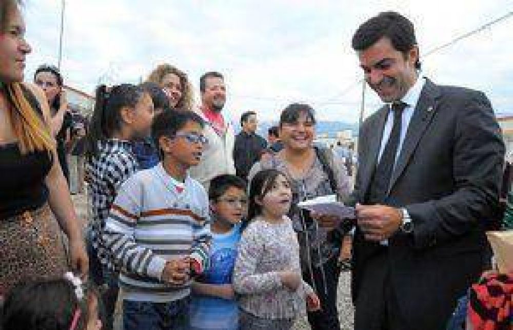 Urtubey entreg� 200 casas en El Huayco y se confirm� la construcci�n de otras 3.500 en Salta