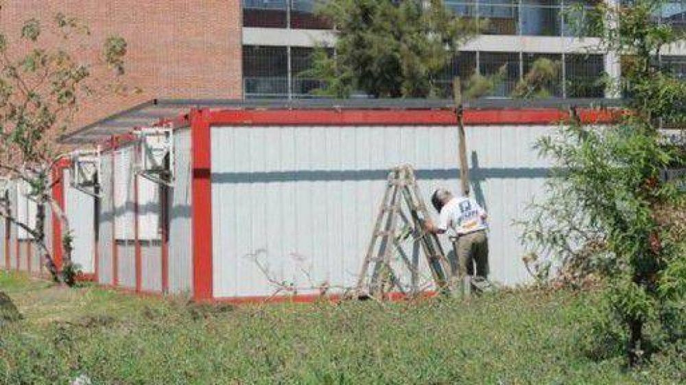 Compran m�s aulas container