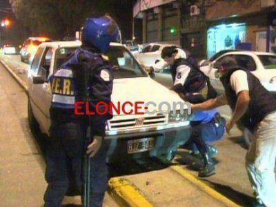 Un autom�vil se qued� sin frenos e impact� contra un poste de luz