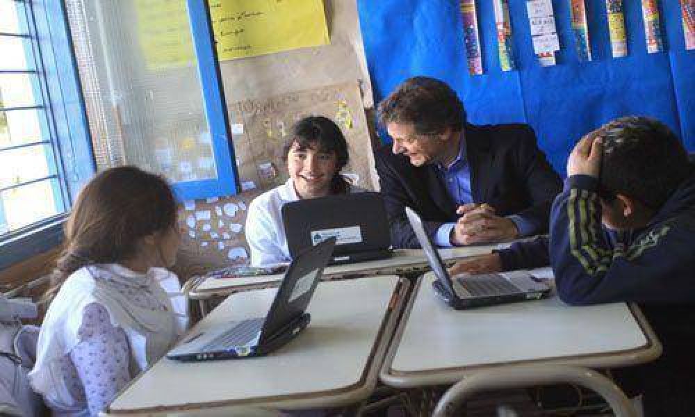El intendente dijo que �desde hoy todas las escuelas primarias municipales tienen Aula Digital�