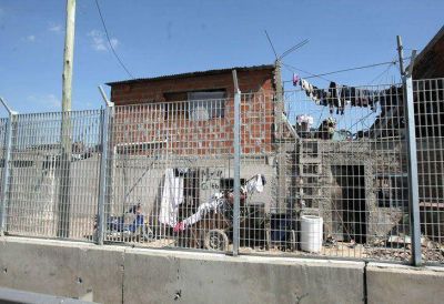 Corriente Villera critica a Macri por la reja que cerca a la Villa 31 de la autopista