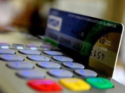 El diputado Santiago inst� a �proteger a los consumidores y limitar a los bancos�