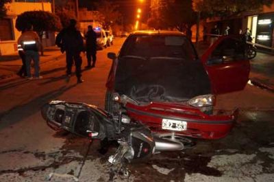 Un joven motociclista est� grave al ser arrollado por un auto