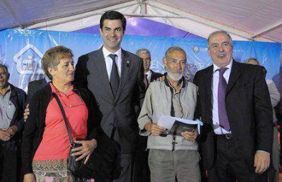 El Gobernador entreg� 200 casas en El Huayco y anunci� la construcci�n de 3.500 m�s