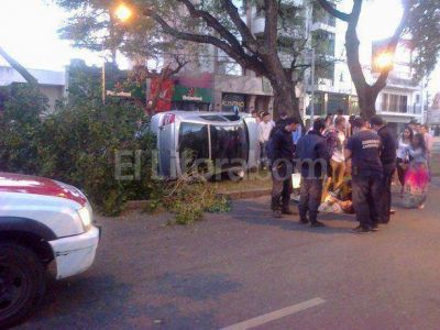 Choque y vuelco en Boulevard