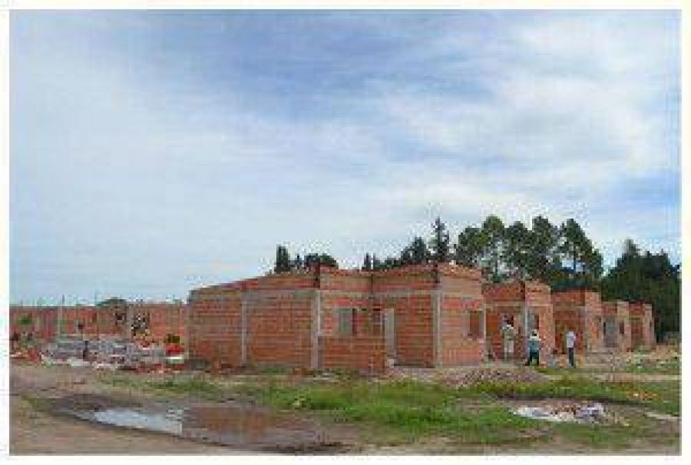 Diamante: Se firm� un convenio para construir 150 viviendas