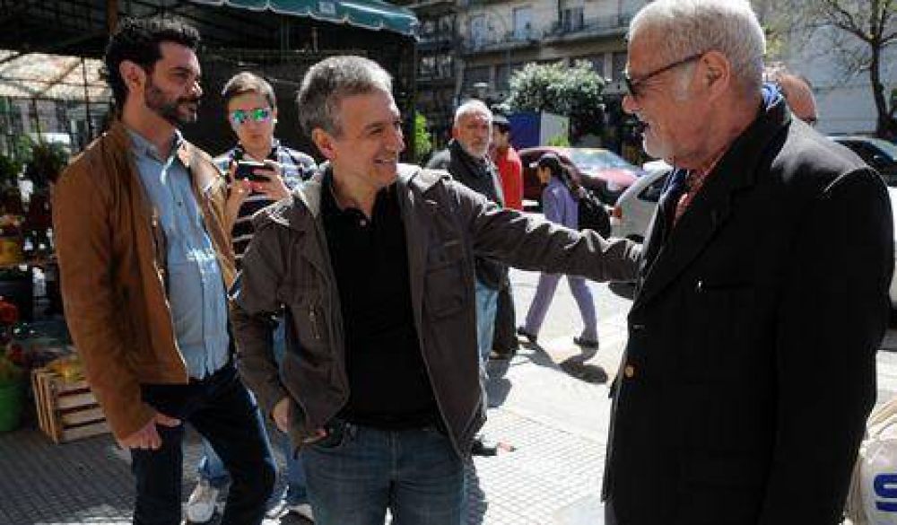 Gustavo L�pez dialog� con vecinos de La Boca