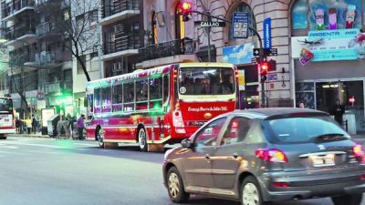 Cada 9 minutos un colectivo pasa un sem�foro en rojo