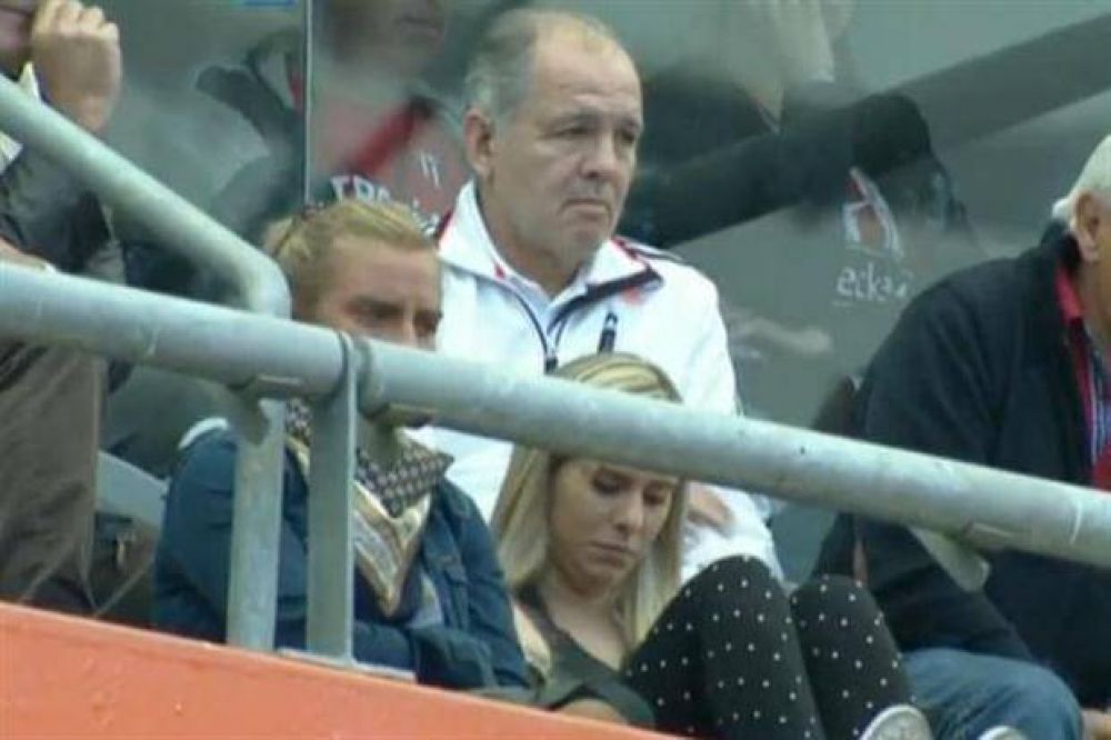 La primera aparici�n p�blica de Alejandro Sabella, quien estuvo presente en el cl�sico platense