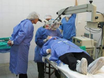 El Ministerio de Salud realiz� cirug�as de cataratas en el hospital de Bel�n