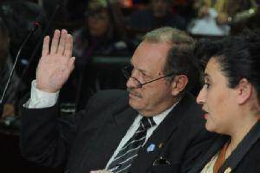 Gin�:�Es problema del gobierno c�mo pagar� el incremento que aprobaremos�