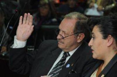 Gin�:�Es problema del gobierno c�mo pagar� el incremento que aprobaremos�
