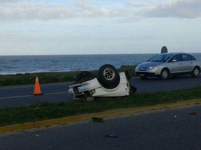 Accidente fatal en Mar del Plata: un auto choc� contra una columna y qued� partido en dos