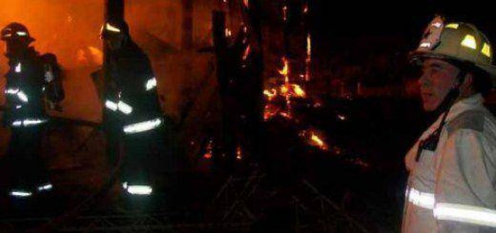 Varias dotaciones de bomberos trabajaron en un incendio en Garup�