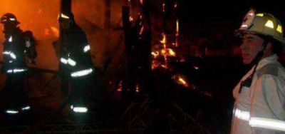 Varias dotaciones de bomberos trabajaron en un incendio en Garup�