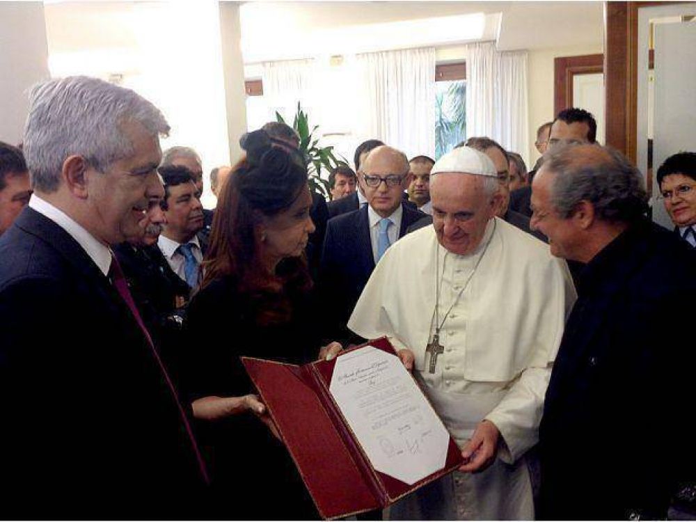 La presidenta le entreg� al Papa Francisco vino de misa elaborado con uvas mendocinas