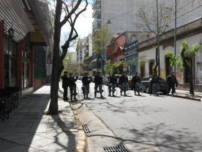 Un ladr�n intent� robar un supermercado y tom� a un reh�n