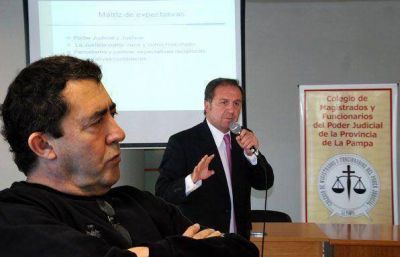 Autocr�tica y contradicci�n en el Poder Judicial