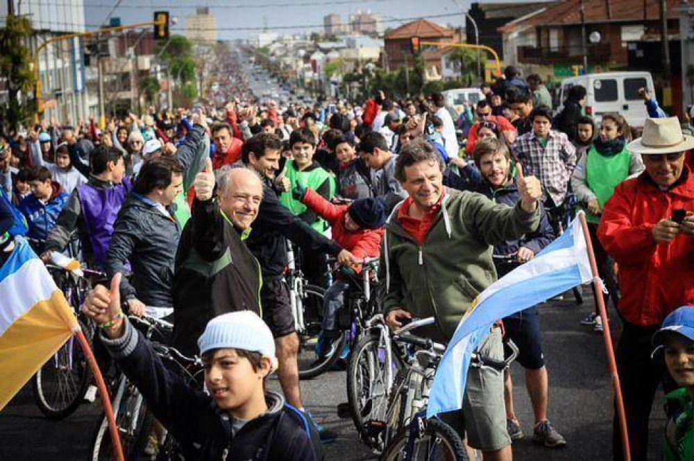 Pulti se sumó a la bicicleteada: “Es una verdadera fiesta de la familia marplatense”