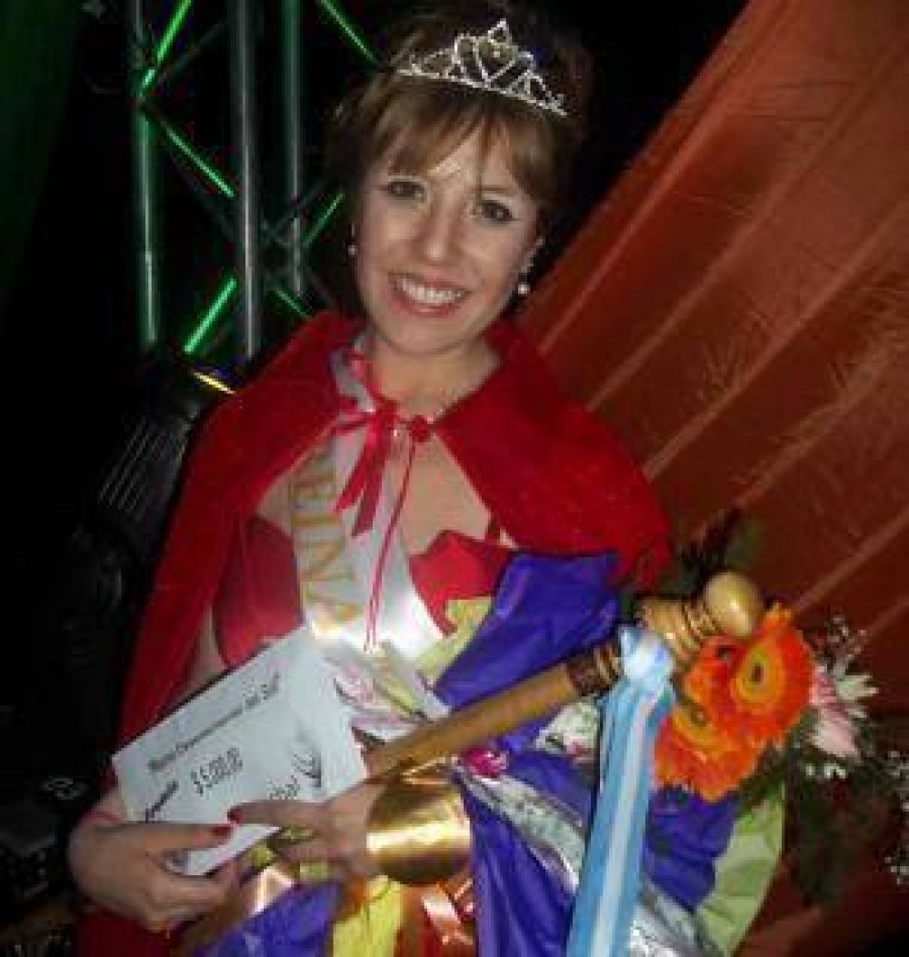 Ante 4.000 personas, Nerea fue coronada nueva Reina de J�chal